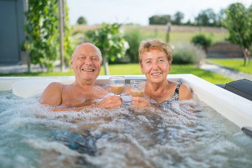 lteres Paar in Gartenwhirlpool
