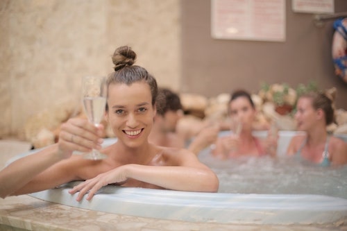 Gruppe in Outdoor Whirlpool