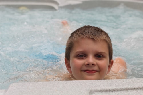 Junge in Whirlpool